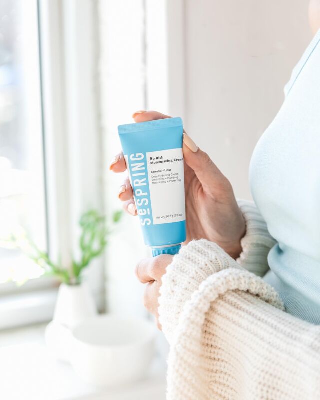 Is your skin craving hydration this season? 

Made with hyaluronic acid to combat dryness and repair the skin’s moisture barrier, #SeSpringSkin’s So Rich Moisturizing Cream can quench your skin’s needs! 

Click the link in our bio for 25% off your order today!