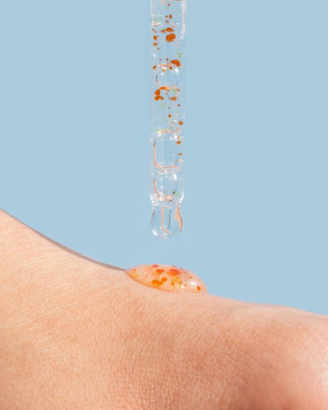 Curious to know what our beads in our So Revitalizing Serum are made of? Read below!
 
🧡 Orange Beads: Have you heard of astaxanthin? This is a strong antioxidant that helps to fight against free radicals, slow down the signs of aging caused by sunlight and pollution, and allows the skin to be smooth and moisturized while having a brightening effect!
 
💛 Yellow Beads: Formulated with Ubiquinone also known as Q10 a popular antioxidant used in Korean skincare, these beads help to remove sun damage, stimulate collagen production, and help to reduce the appearance of fine lines and wrinkles to even out the skin tone! Vitamin E is an additional antioxidant added also to help hydrate and your skin and help protect against UV damage!
 
✨Our multi-vitamin serum is also formulated with 0 micro plastics ! 0 micro plastics = no clogged pores! Who doesn’t love that?! ✨
